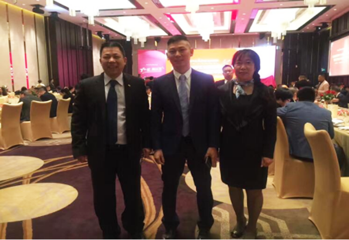 南方略董事長劉祖軻與皮阿諾櫥柜公司領(lǐng)導(dǎo)合影 南方略董事長劉祖軻與皮阿諾櫥柜公司領(lǐng)導(dǎo)合影