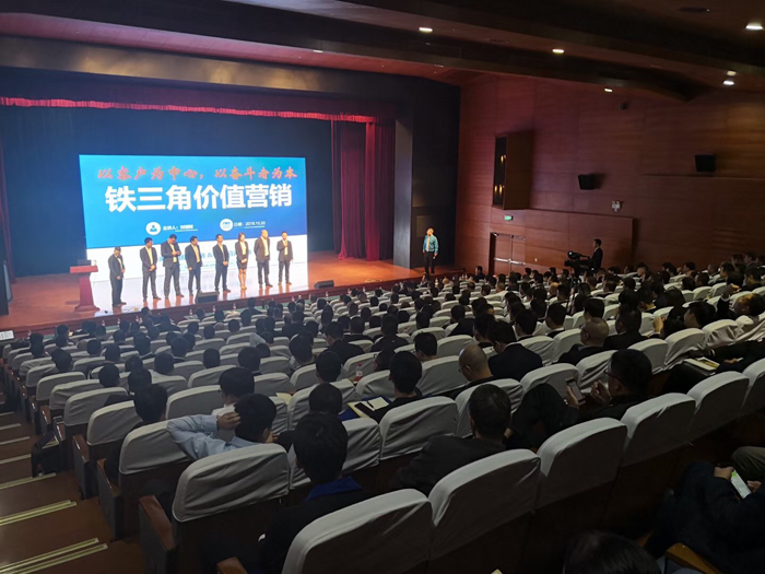 現(xiàn)場(chǎng)運(yùn)城制版與會(huì)人員做筆記 現(xiàn)場(chǎng)運(yùn)城制版與會(huì)人員做筆記