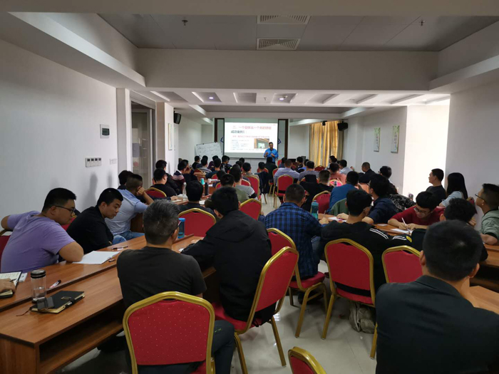 劉祖軻為綠銀農(nóng)化進(jìn)行營(yíng)銷實(shí)戰(zhàn)特訓(xùn)1