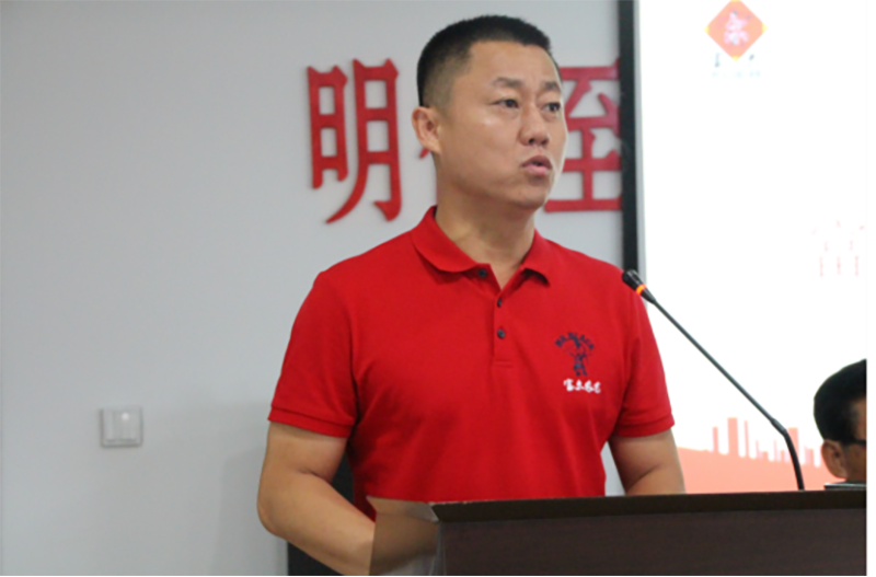 富爾農(nóng)藝營(yíng)銷中心總經(jīng)理李紅巖先生致大會(huì)歡迎辭 富爾農(nóng)藝營(yíng)銷中心總經(jīng)理李紅巖先生致大會(huì)歡迎辭