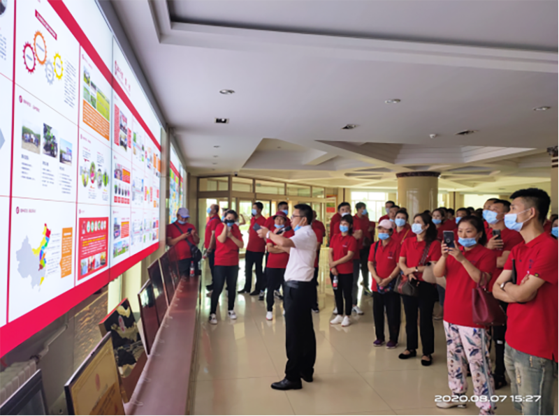 參觀富爾農(nóng)藝公司企業(yè)文化展廳 參觀富爾農(nóng)藝公司企業(yè)文化展廳
