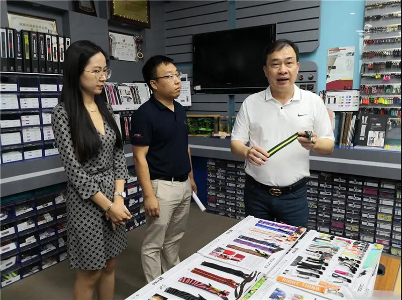 華圣達(dá)董事長(zhǎng)黃詩(shī)華(右一)在介紹公司生產(chǎn)的定制拉鏈 華圣達(dá)董事長(zhǎng)黃詩(shī)華(右一)在介紹公司生產(chǎn)的定制拉鏈