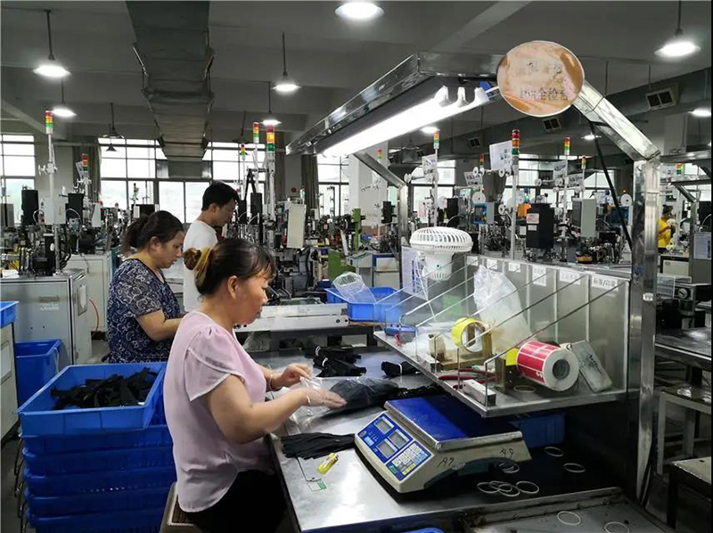 華圣達(dá)公司品質(zhì)檢測(cè)人員在進(jìn)行拉鏈檢測(cè) 華圣達(dá)公司品質(zhì)檢測(cè)人員在進(jìn)行拉鏈檢測(cè)