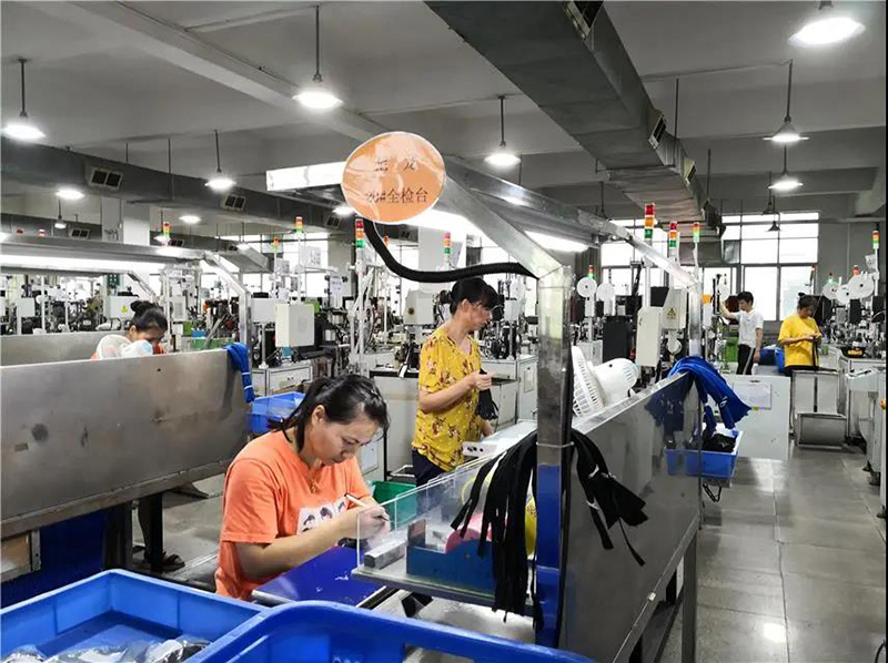 華圣達(dá)公司品質(zhì)檢測(cè)人員在進(jìn)行拉鏈檢測(cè) 華圣達(dá)公司品質(zhì)檢測(cè)人員在進(jìn)行拉鏈檢測(cè)